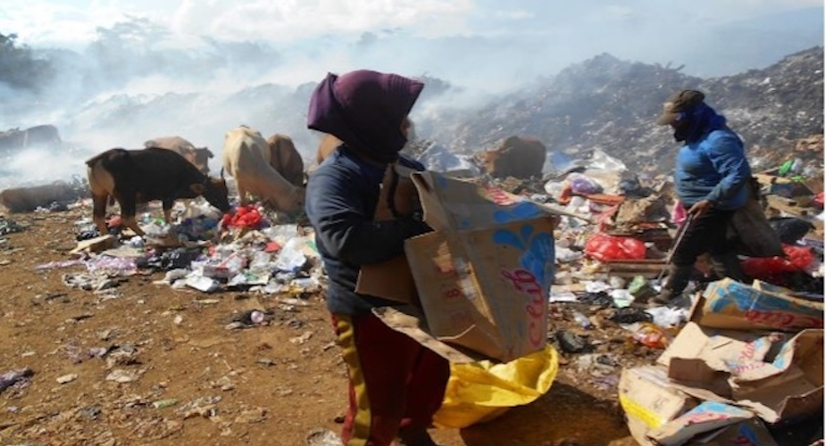 Mengumpulkan sampah untuk survive dan melawan. Zaskia adalah seorang perempuan Karonsi’e Dingo. Ia tinggal di area penumpukan limbah dari perusahaan nikel Vale di Sorowako. Sebelum diambil alih oleh perusahaan, area ini adalah kebun desa. /Siti Maimunah